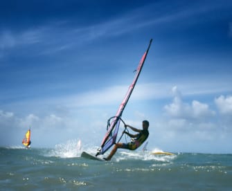 Surfer im freien Meer © iStock.com/bkindler
