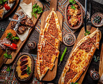 Türkisches Gericht mit Pide, Sucuk, Hummus © zukamilov - stock.adobe.com