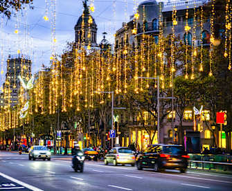 Weihnachtsbeleuchtung in Barcelona © iStock.com/Eloi_Omella
