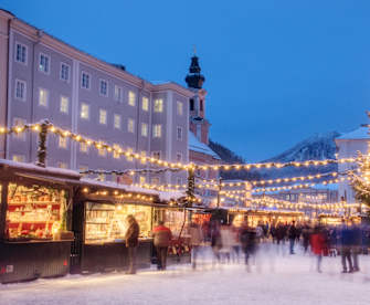 Weihnachtsmarkt in Salzburg, Österreich ©DaveLongMedia/E+ via Getty Images