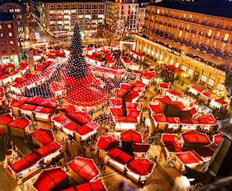 Weihnachtsmarkt kölner Dom © Thomas Schmidt/iStock / Getty Images Plus via Getty Images