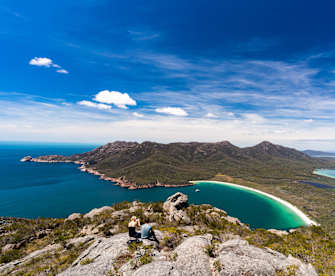 Wineglass Bay, Tasmanien © Nigel Killeen/Moment via Getty Images