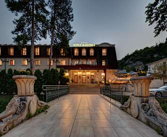 Eine Brücke führt zum Eingang eines Hotels.