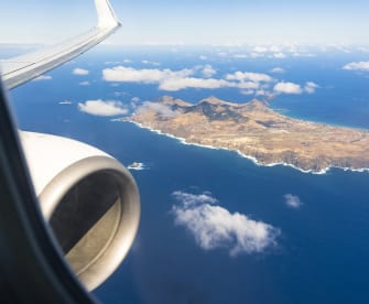 Blick auf die Insel Porto Santo durch das Flugzeugfenster. © Roberto Moiola / Sysaworld/Moment via Getty Images
