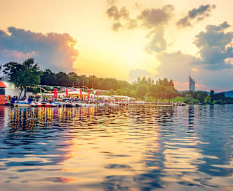 Ein Schiffsanleger bei Dämmerung