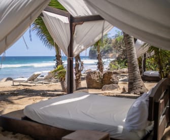 Ein gemütliches Strandbett am Meer von Mexiko. © fitopardo/Moment via Getty Images