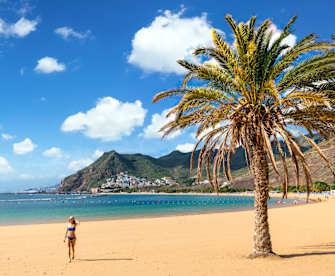 Eine Frau am Strand Las Teresitas, Teneriffa, Kanaren, Spanien