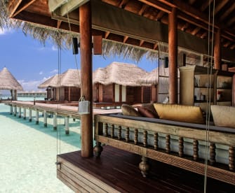 Häuser am Meer im Kihavah Resort Malediven