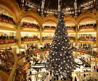 Die Galerie Lafayette in Paris ist in der Vorweihnachtszeit besonders schön geschmückt. © Bruce Yuanyue Bi via Getty Images