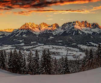 Sonnenaufgang hinter dem Wilden Kaiser in Tirol, Österreich.