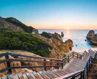 Treppe zum Strand an der Algarve, Portugal. © Marco Bottigelli via Getty Images
