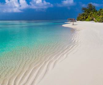 Ein tropischer Strand auf den Malediven.