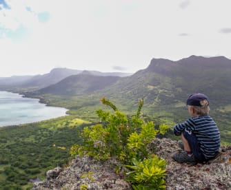 Ein Junge hat eine tolle Aussicht vom Berg Le Morne, Mauritius. © Astrid Därr