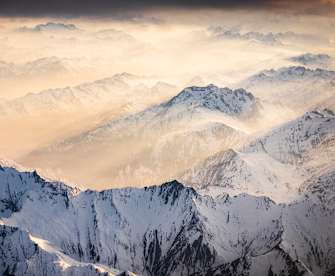 Die mit Schnee bedeckten, Schweizer Alpen im Nebel und Sonnenaufgang.
