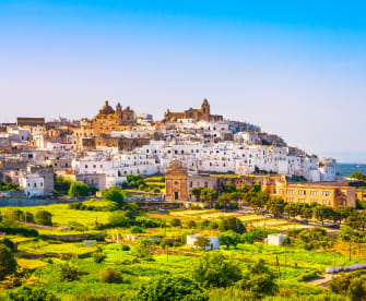 Eine Stadt auf einem Hügel, mit einer Kirche an der höchsten Stelle.