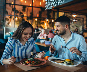 Ein Paar beim Essen im Restaurant
