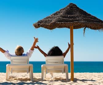 Ein paar unter einem Sonnenschirm