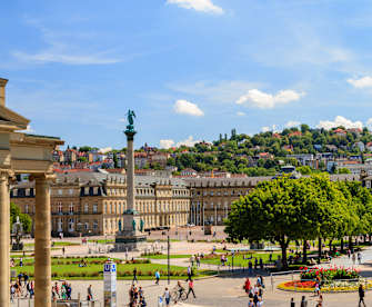 Ein Platz mit Bäumen