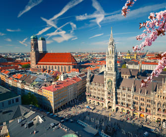 Luftbild von München mit Rathaus und Kirche