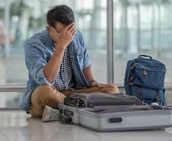 Wenn Du am Flughafen bemerkst, dass Du Deinen Reisepass vergessen hast, muss das nicht das Ende Deiner Reise bedeuten. © Chanyanuch Wannasinlapin/Shutterstock.com
