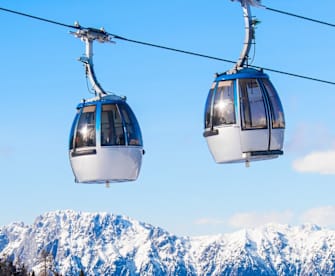 Während Dich die Gondel wieder nach oben bringt, kannst Du in den Karnischen Alpen ein besonderes Panorama genießen. © istock/vania_tonova