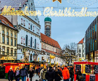 In München findest Du den größten Weihnachtsmarkt auf dem zentralen Marienplatz und entlang der Fußgängerzone. © istock/FooTToo