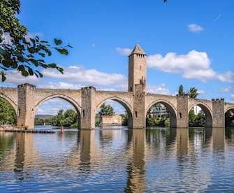 Die Valentré-Brücke über den Lot im französischen Okzitanien. © iStock via Getty/yujie chen