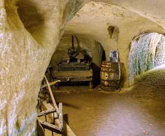 Einer der Weinkeller in Rochemenier. © imago images/Hanna Wagner