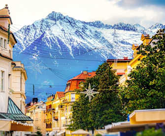 Die Stadt Meran begeistert als herrlicher Urlaubsort. © iStock via Getty/LucaLorenzelli