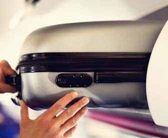 Wie groß Dein Handgepäck-Koffer maximal sein darf, kann sich von Fluggesellschaft zu Fluggesellschaft unterscheiden. © jchizhe/iStock