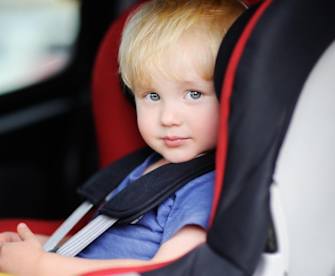 Mit dem richtigen Kindersitz ist die Fahrt in den Skiurlaub für deinen Nachwuchs nicht nur sicher, sondern auch bequem. © Maria Sbytova/Shutterstock.com