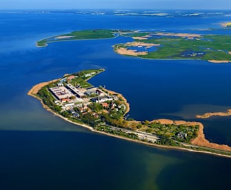 Auf Riems wird seit mehr als hundert Jahren abgeschottet an Krankheitserregern geforscht. © Stefan Dinse/Shutterstock.com