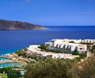 In der Mirabello-Bucht finden Luxus-UrlauberInnen womöglich ihr Glück. © Shutterstock.com/Alexey Lobanov