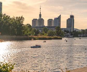 Entspannung am Wasser gehört in Wien zum Alltag. © iStock via Getty/Dejan Gjoshevski