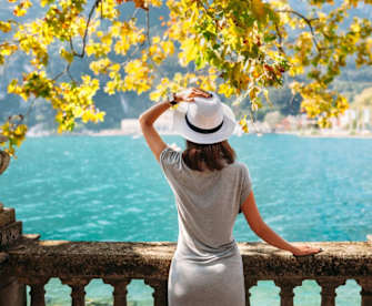 Rund um den Gardasee lässt es sich im Herbst besonders gut entspannen. © Viktor Gladkov/Shutterstock.com