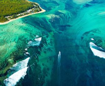 Der Mauritius-Wasserfall ist in Wahrheit kein Wasserfall. © Myroslava Bozhko/Shutterstock.com