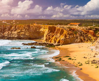 Ist Portugals südliche Atlantikküste Dein nächstes Reiseziel? © DaLiu/Shutterstock.com