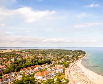 Drohnenansicht auf Travemünde in der Lübecker Bucht