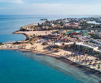 Blick auf einen Strand an einer Hotelanlage