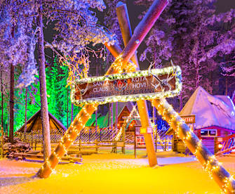 Blick auf ein bunt beleuchtetes Dorf im Schnee