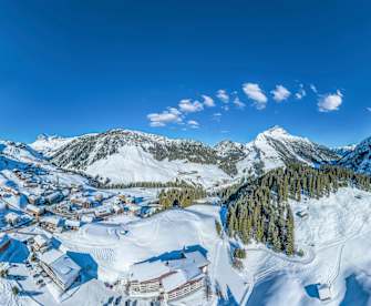 Blick auf ein verschneites Gebiet