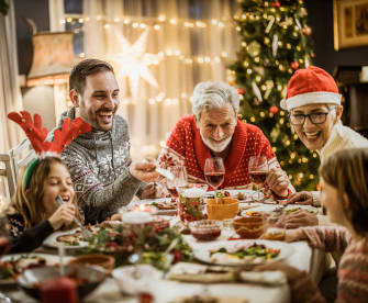Familie sitzt Weihnachten gemeinsam am Tisch
