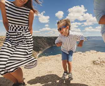Familie hat Spaß im Urlaub an einer Küste am Meer.