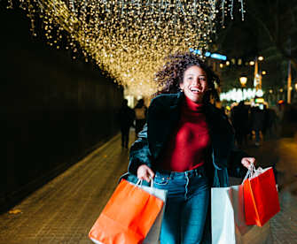Glückliche Frau mit Shopping-Tüten