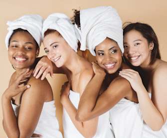 Vier Frauen haben Spaß bei einem Wellnessausflug