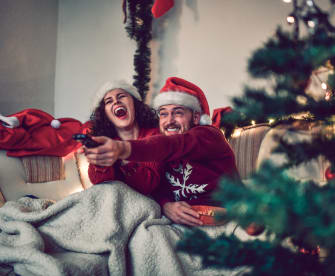 Paar schaut Weihnachtsfilme