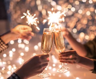 Paar stößt mit Sekt an Silvester an