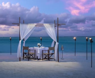 Romantisches Dinner am Strand, Niyama Private Islands, Malediven