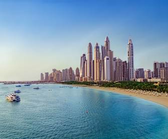 Ein Strand mit Hochhäusern im Hintergrund