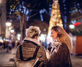 Frauen auf Weihnachtsmarkt, Deutschland ©getty-1276397038